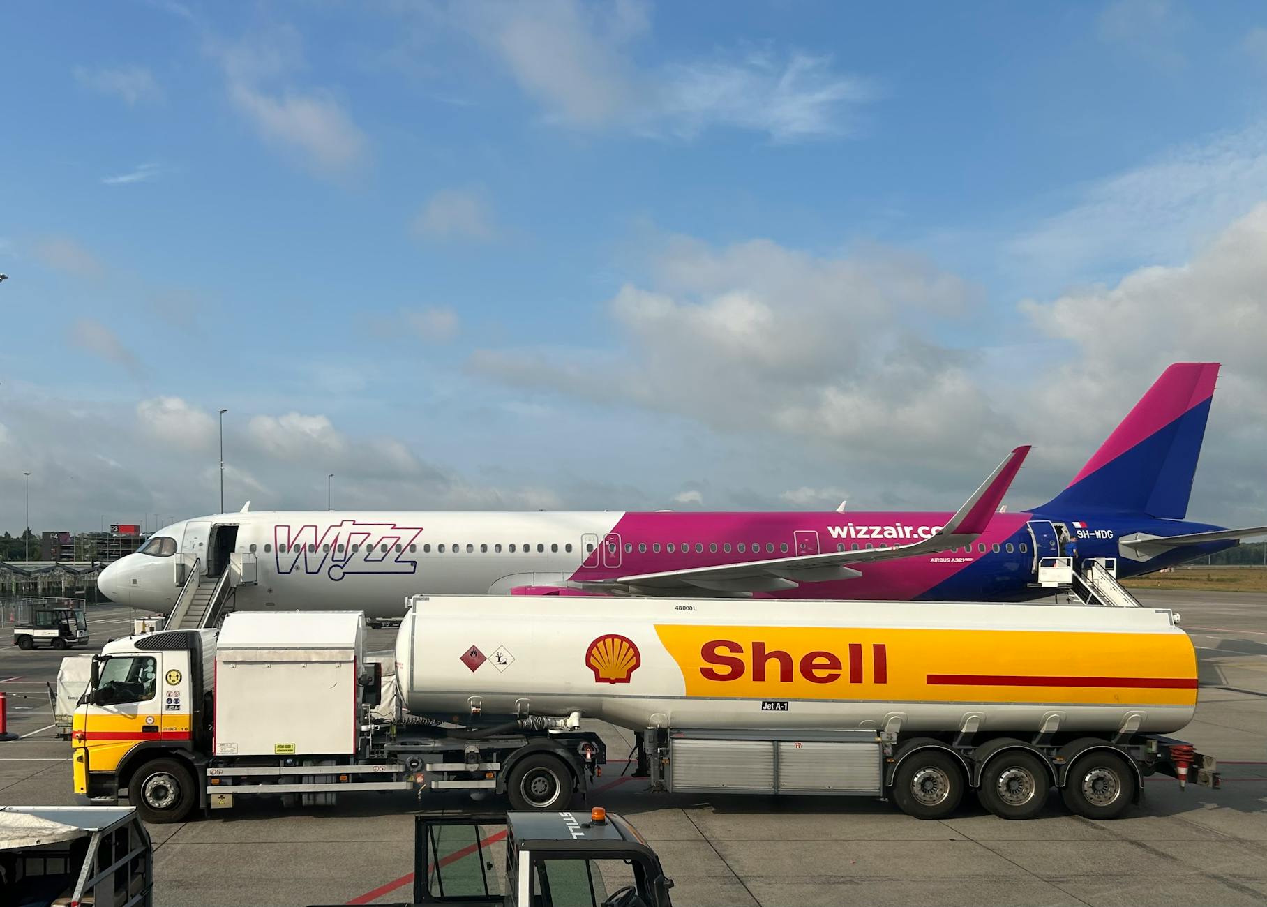 Airplane being refueled at airport - understanding air freight fuel surcharges and FSC impact on shipping costs
