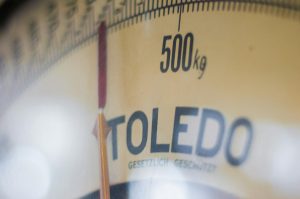 Industrial weighing scale showing 500 kg - accurate cargo weight measurement guide for air freight